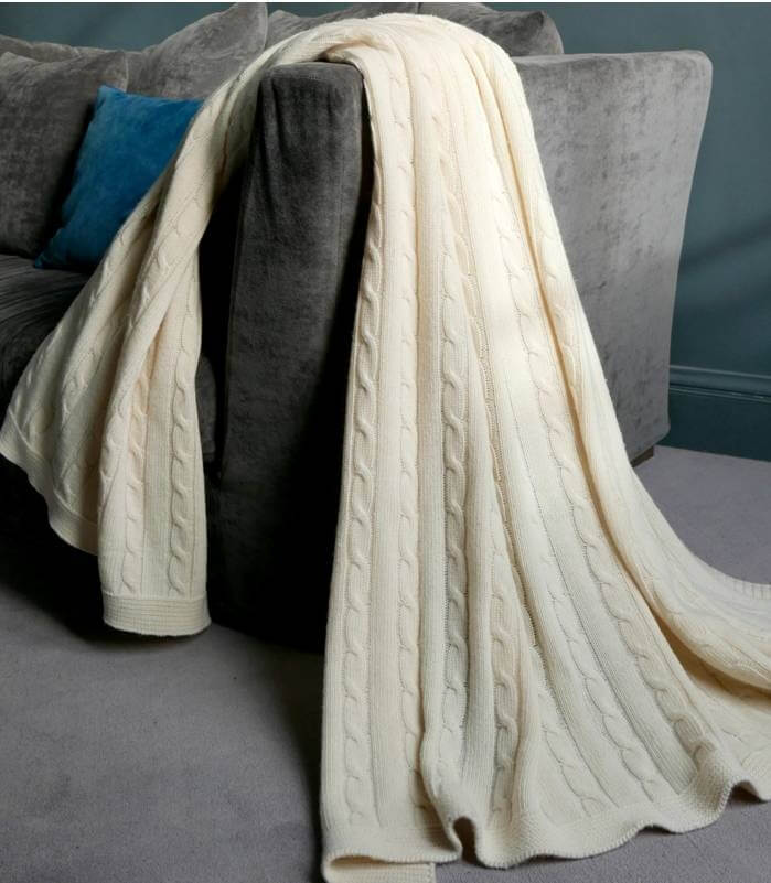 Plaid Hamptons Laine Blanc Cassé Torsade, Plaid Addict, drapé sur un canapé