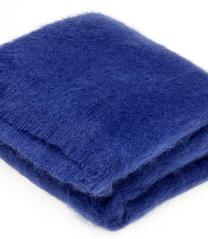 Plaid Mohair Bleu Nuit Luxe 140 x 180 cm, Plaid Addict, drapé sur un canapé