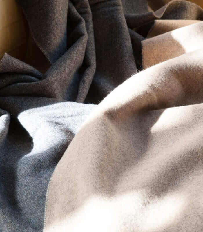 Plaid Cachemire Reversible Camel et Gris, Plaid Addict, gros plan sur la matière