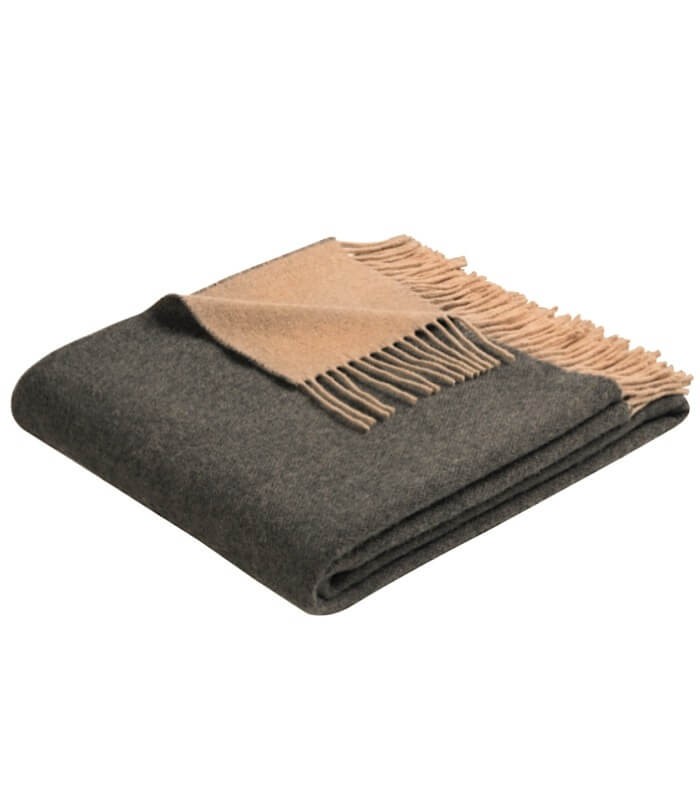 Plaid Cachemire Reversible Camel et Gris, Plaid Addict, drapé sur un canapé