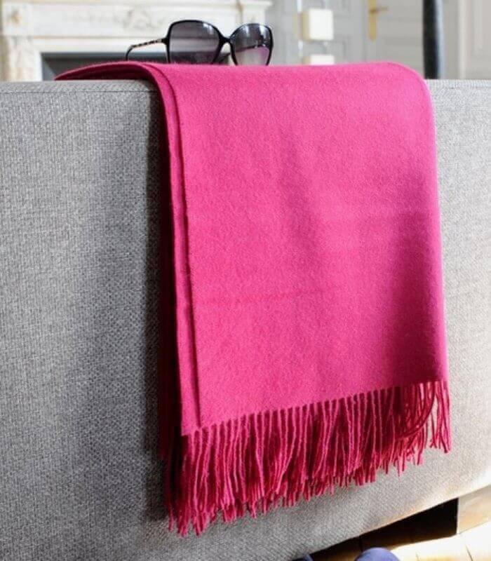 Plaid Laine Alpaga Luxe Framboise 130 x 180cm, Casa Paola, gros plan sur la matière