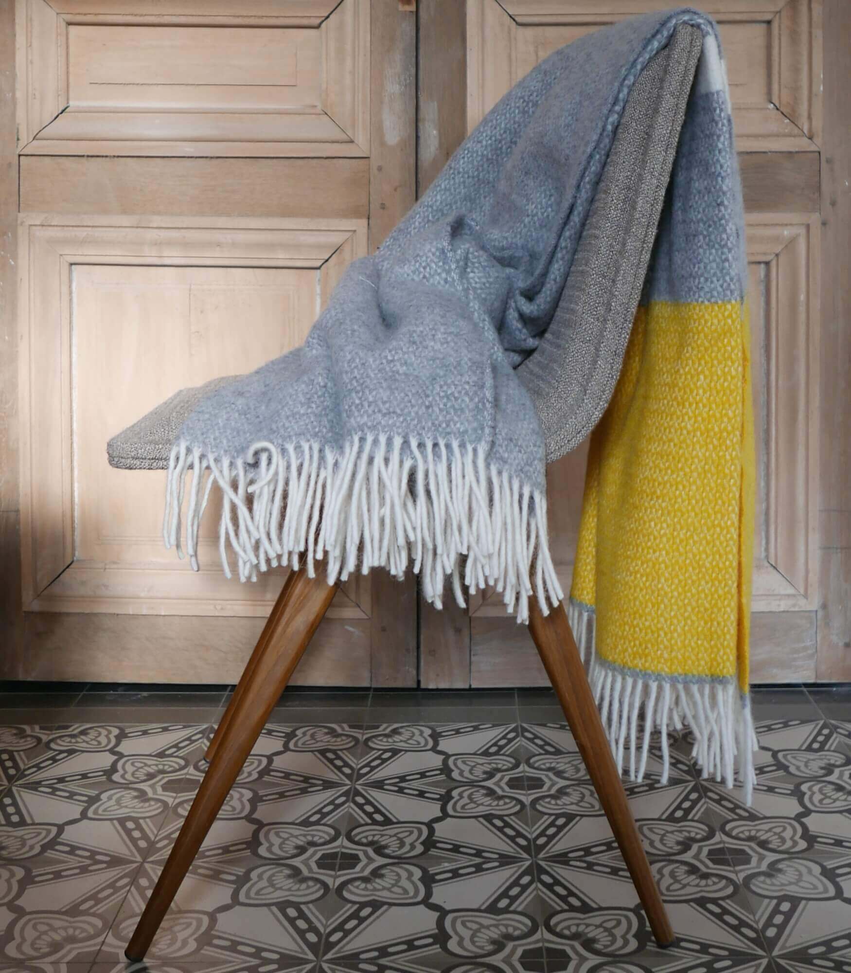 Plaid 100% Laine Jaune et Gris 150 x 183 cm, The Mill, drapé sur un canapé