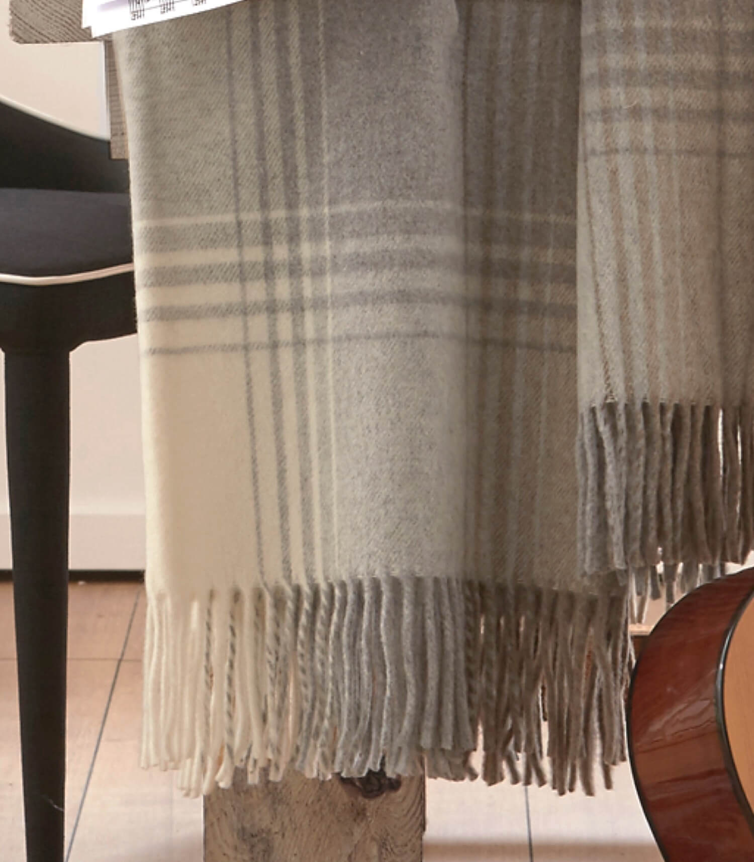 Plaid 100% Pure Laine Carreaux Beige - Collection CAPRI - Douceur et Qualité, Plaid Addict, gros plan sur la matière