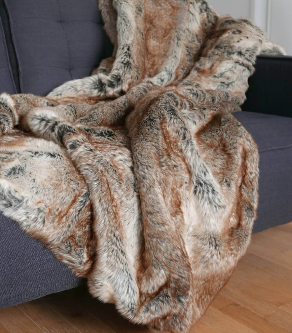 Plaid Fausse Fourrure Luxe Renard 150 x 200 cm, Plaid Addict, drapé sur un canapé