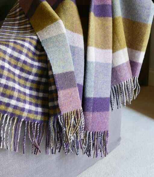 Plaid Laine Écossais Réversible Luxe Aubergine et Vert 140 x 190 cm, Johnstons of Elgin, idée cadeau déco
