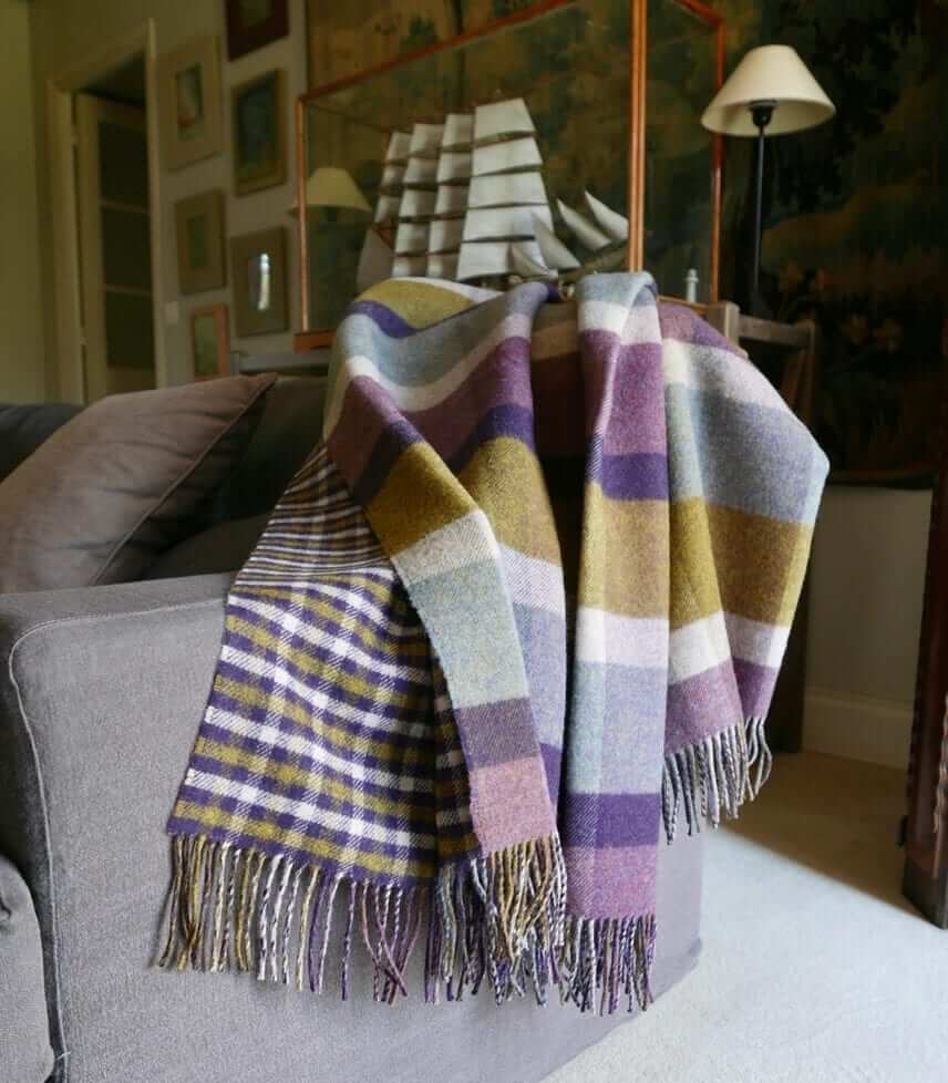 Plaid Laine Écossais Réversible Luxe Aubergine et Vert 140 x 190 cm, Johnstons of Elgin, mise en situation salon