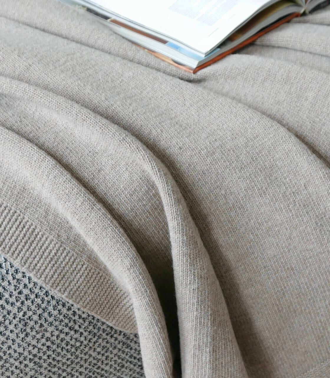 Plaid Long Island Taupe Laine Tricoté 140 x 200 cm, Plaid Addict, drapé sur un canapé