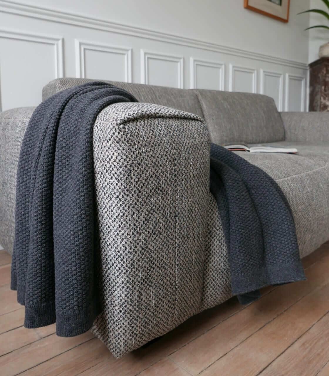 Plaid Boston Anthracite Laine Tricoté 130 x 180 cm, Plaid Addict, drapé sur un canapé