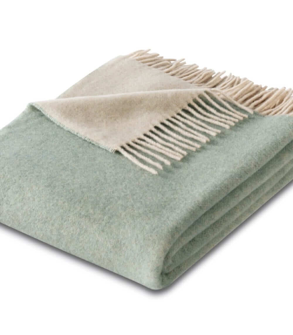 Plaid Cachemire Reversible Vert Celadon et Crème 130 x 170 cm - Collection VENICE, Plaid Addict, gros plan sur la matière
