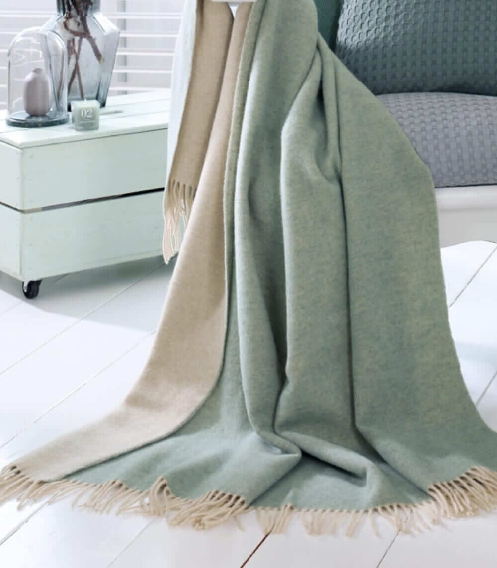 Plaid Cachemire Reversible Vert Celadon et Crème 130 x 170 cm - Collection VENICE, Plaid Addict, confort haut de gamme