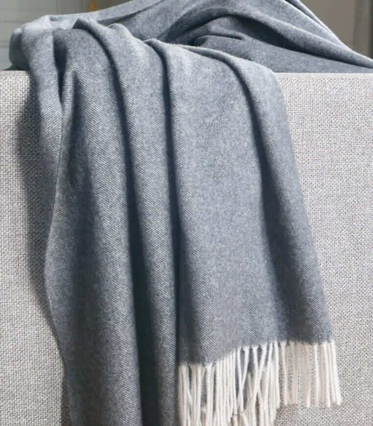 Plaid 100% Cachemire Luxe Gris - Edition Spéciale 140 x 200 cm, Plaid Addict, drapé sur un canapé