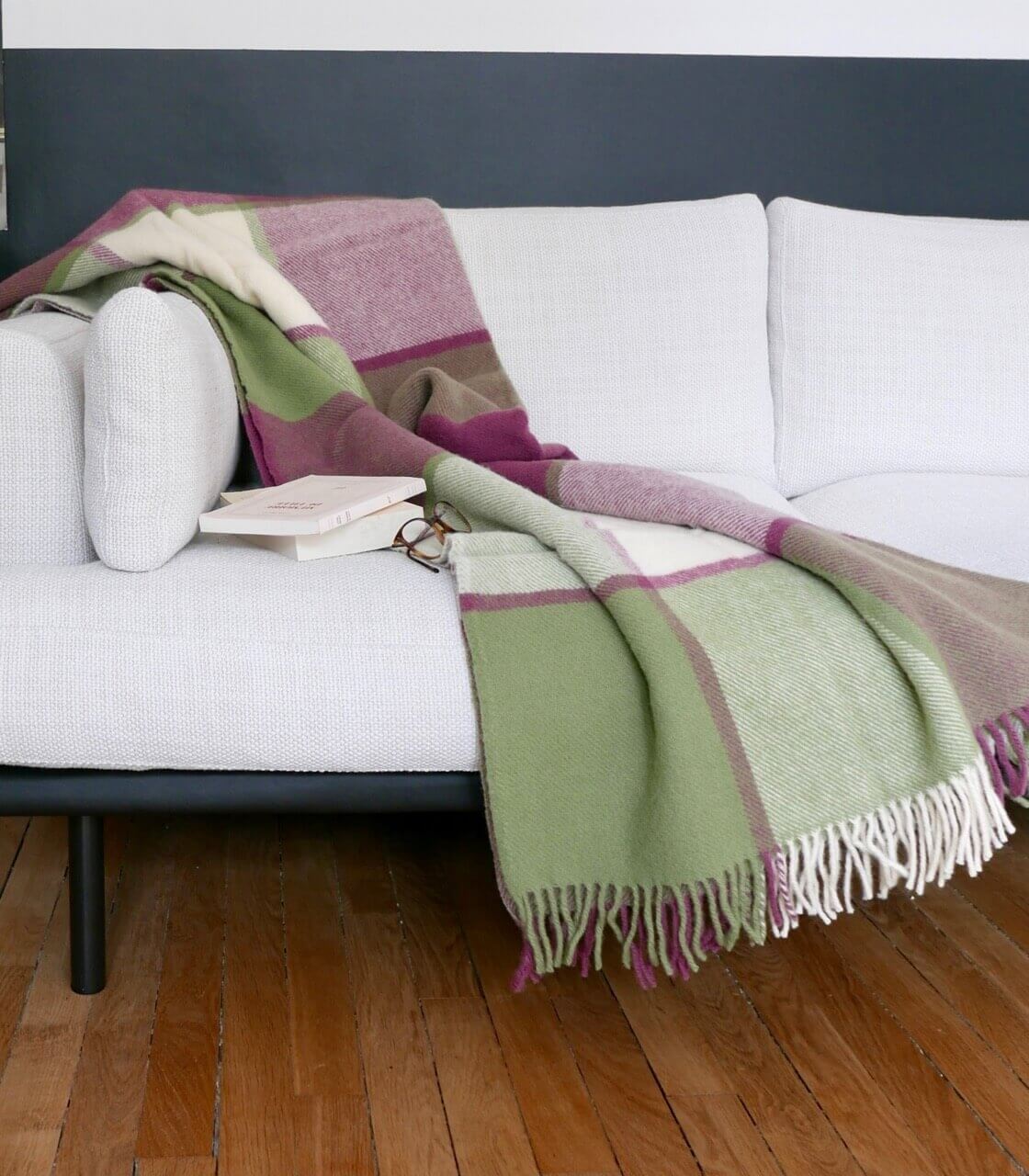 Plaid Laine Carreaux Framboise - vue lifestyle sur canapé ou lit
