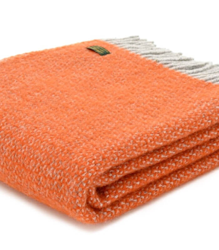 Plaid Laine Illusion Orange et Gris 150 x 183 cm, The Mill, drapé sur un canapé