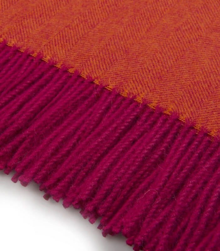Plaid Laine Alpaga Luxe Chevrons Rouge Orangé, Casa Paola, gros plan sur la matière