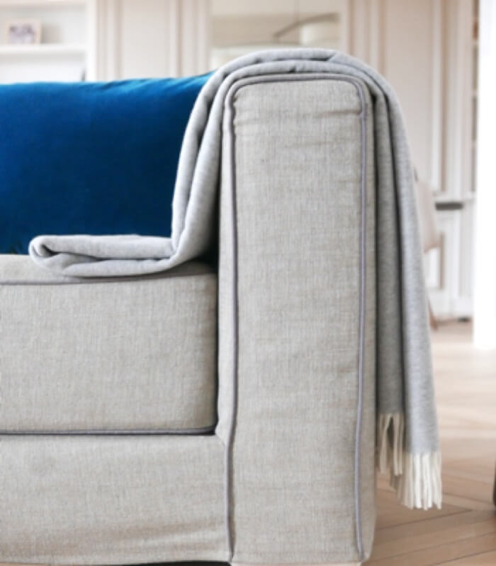Plaid Cachemire Reversible Gris et Ecru - Collection VENICE 140 x 210 cm, Plaid Addict, gros plan sur la matière