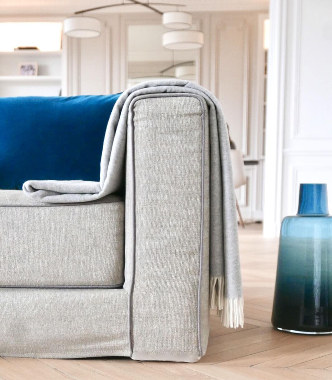 Plaid Cachemire Reversible Gris et Ecru - Collection VENICE 140 x 210 cm, Plaid Addict, mise en situation salon