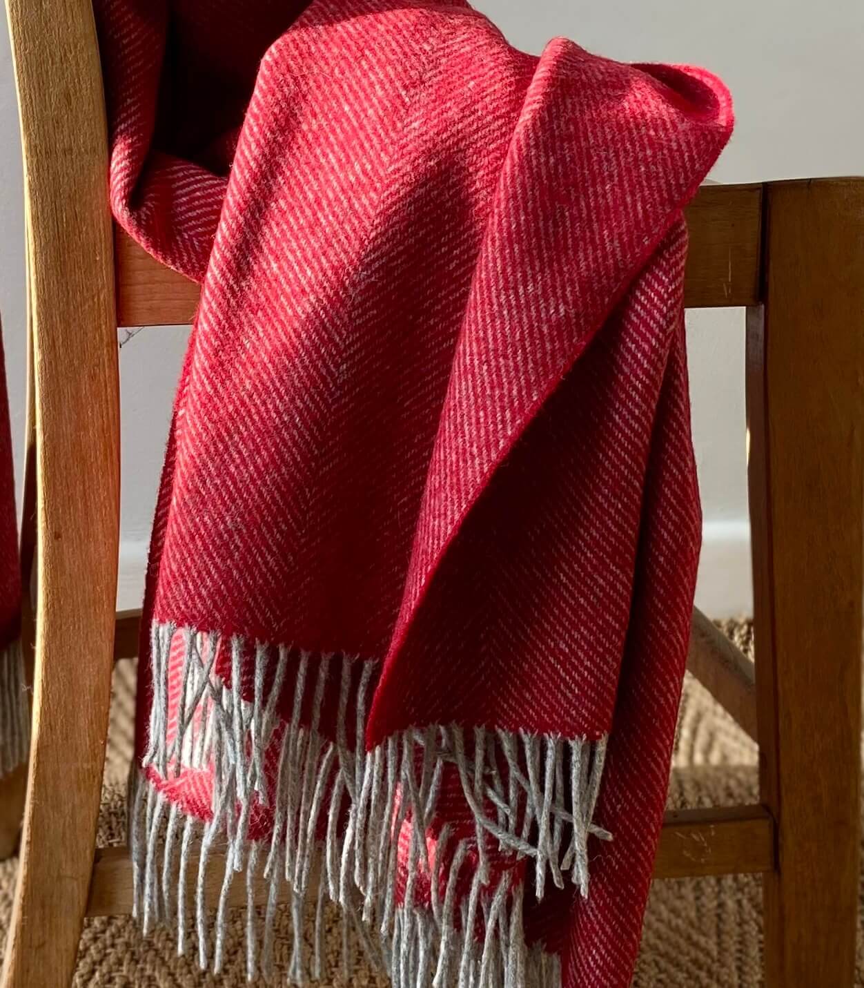 Plaid Laine Mérinos Chevrons Rouge, Plaid Addict, gros plan sur la matière
