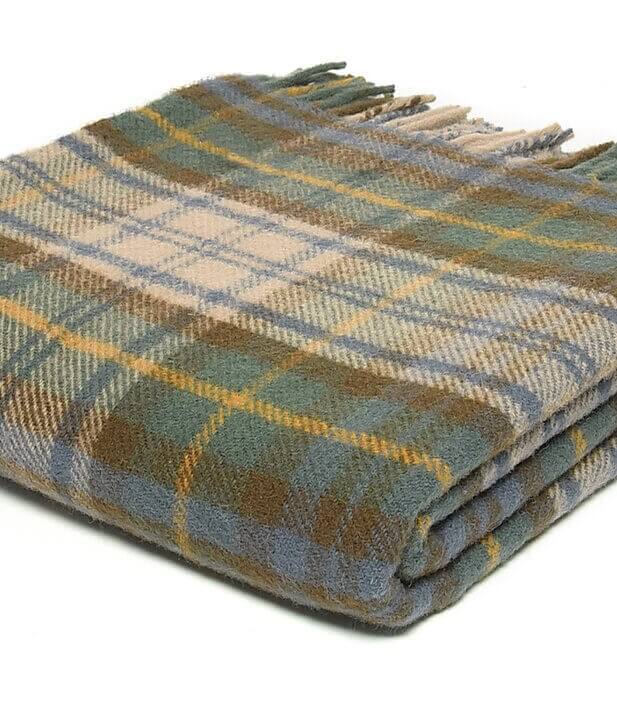 Plaid Pure Laine Écossais Antique Dress Gordon 150 x 183 cm, The Mill, drapé sur un canapé