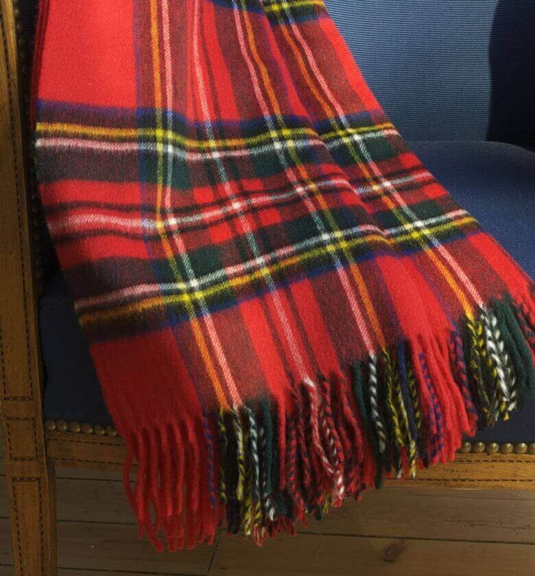 Plaid Écossais Rouge Royal Stewart 140 x 185cm, B at Home, gros plan sur la matière