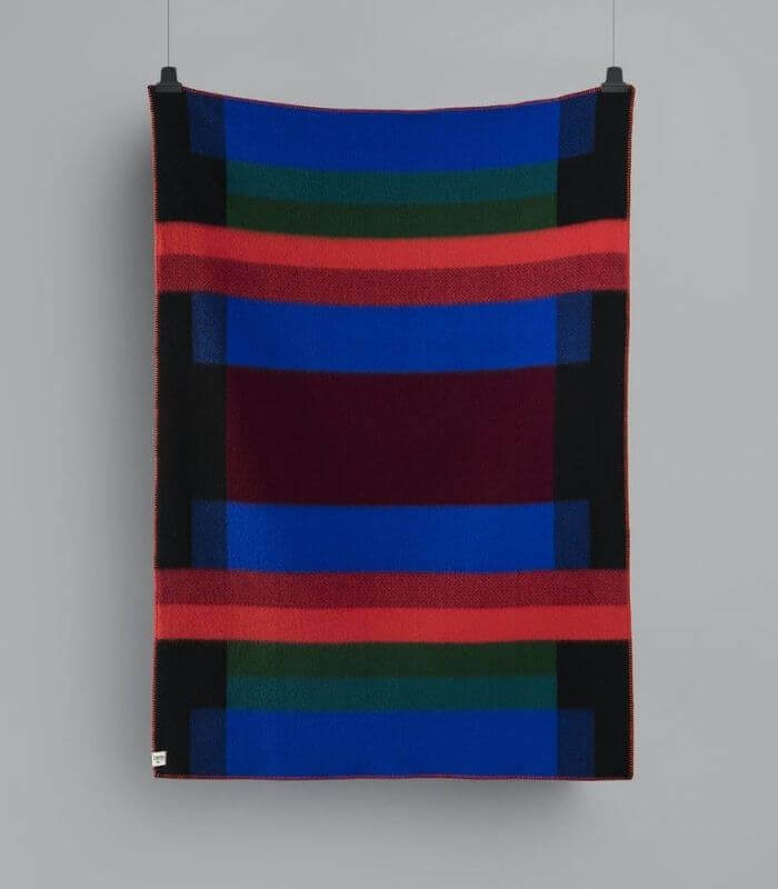 Plaid Pure Laine Mikkel Foncé 135 x 200 cm, Roros Tweed, drapé sur un canapé