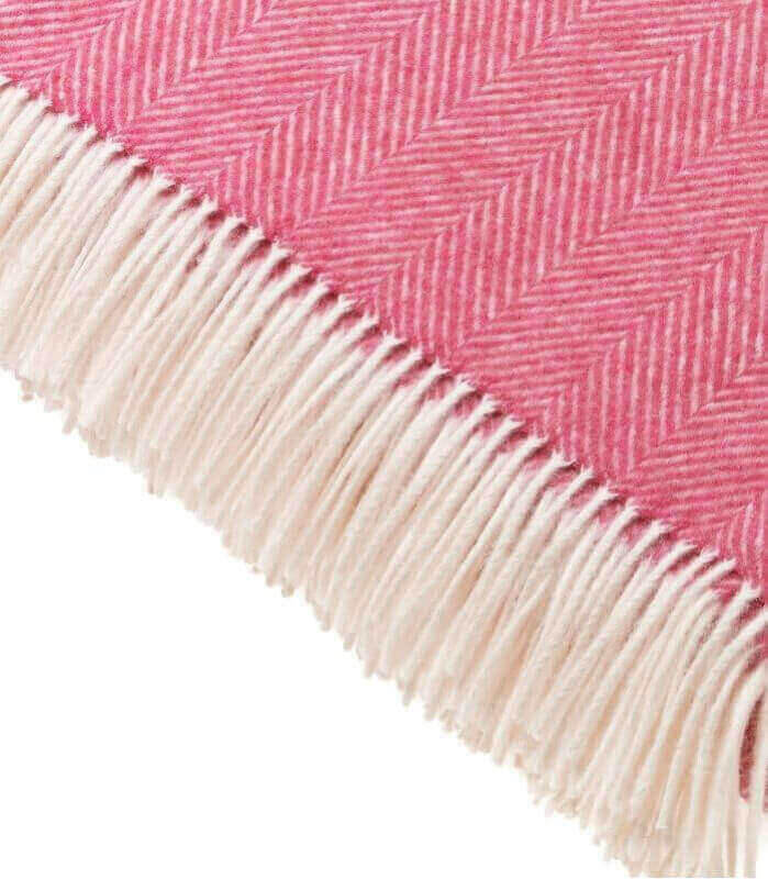 Plaid Laine Mérinos Chevrons Rose 140 x 185 cm, B at Home, drapé sur un canapé