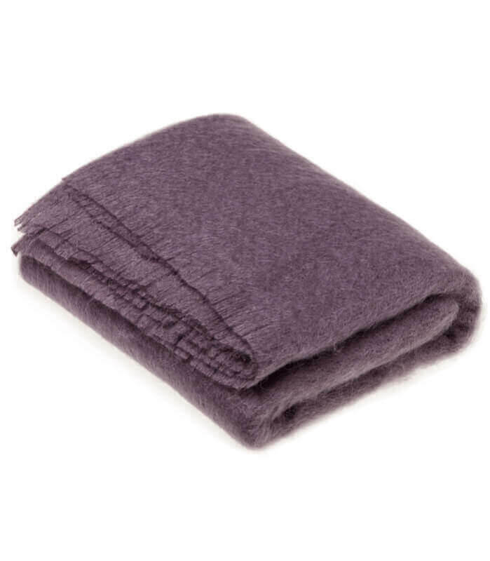 Plaid Mohair Prune Luxe - vue lifestyle sur canapé ou lit