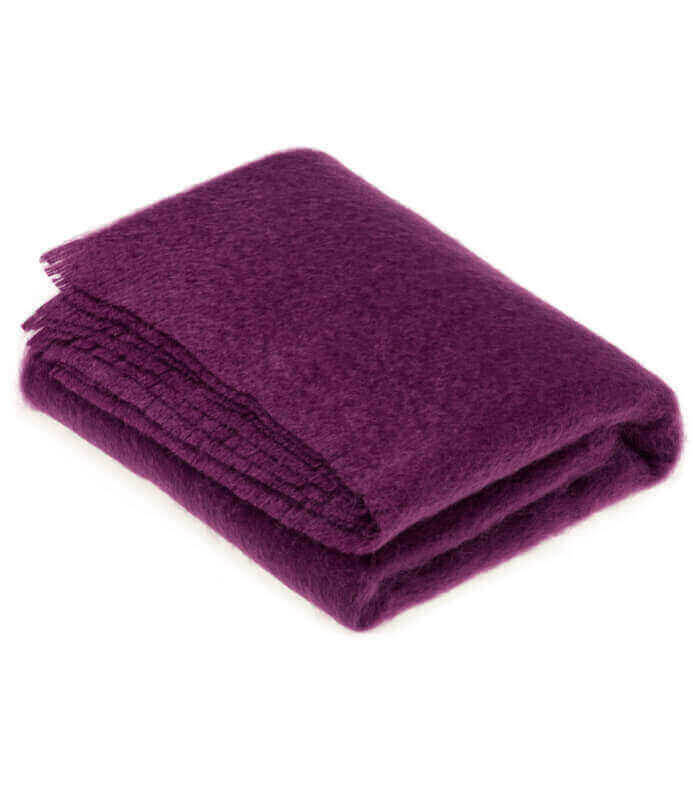 Plaid Mohair Violet Luxe - format 140 X 180 cm drapé sur canapé