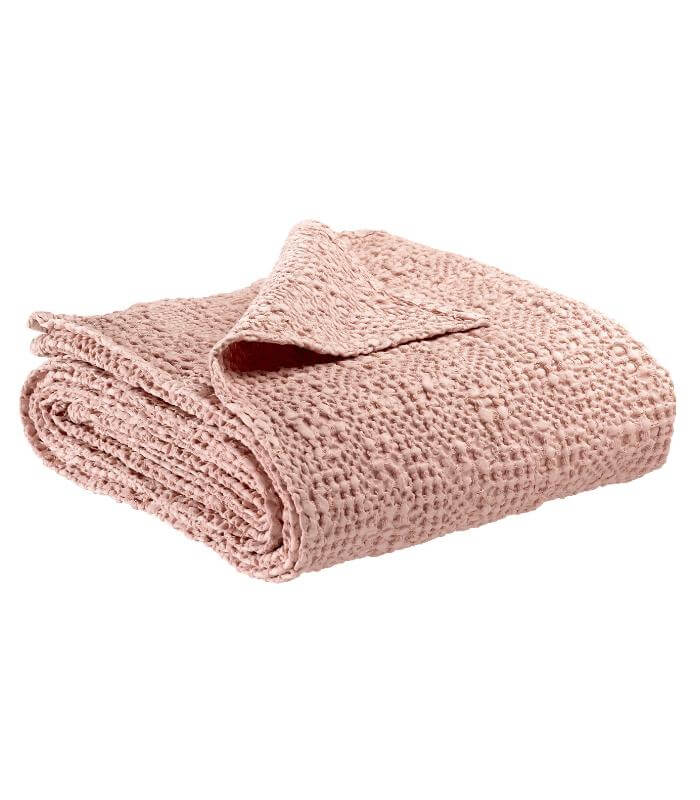 Jeté de canapé/Couvre-lit 100% coton TANA Rose Poudré Aubépine, Vivaraise, gros plan sur la matière