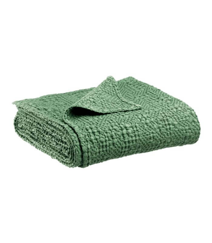 Jeté de canapé/Couvre-lit 100% coton TANA Vert Amande, Vivaraise, drapé sur un canapé
