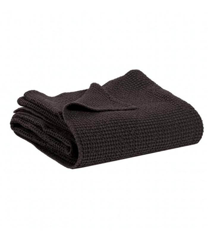 Jeté de canapé/Couvre-lit 100% coton MAIA Noir Carbone, Vivaraise, drapé sur un canapé