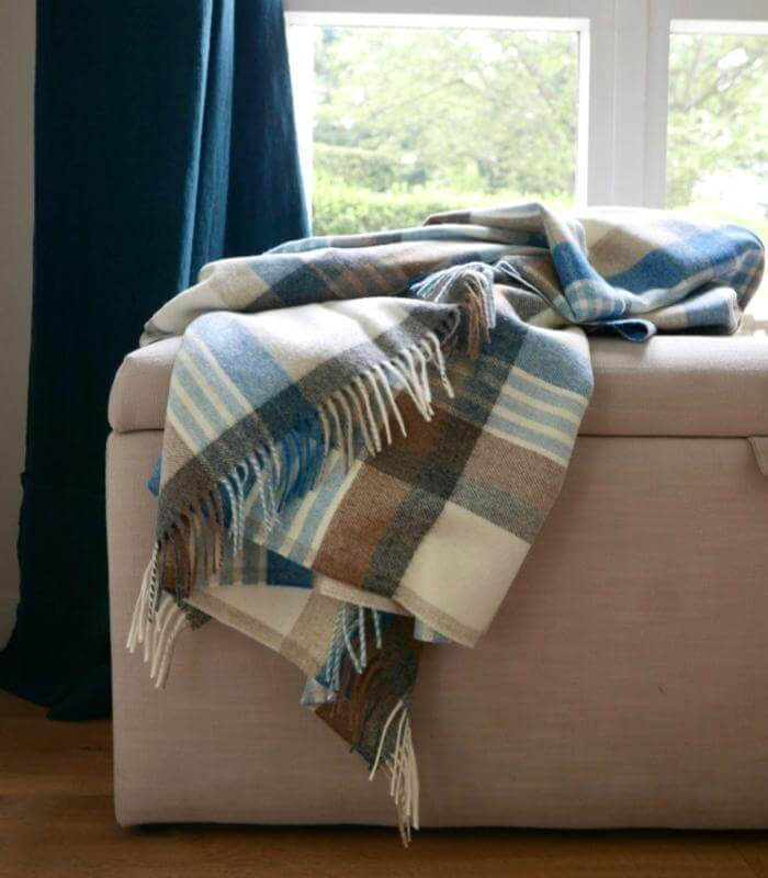 Plaid Laine Mérinos Melbourne Bleu 140 x 185 cm, Plaid Addict, drapé sur un canapé