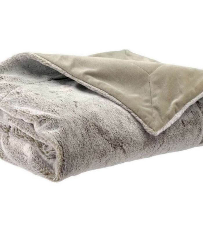 Plaid Fausse Fourrure Naturel Beige 130 x 160 cm, Plaid Addict, drapé sur un canapé