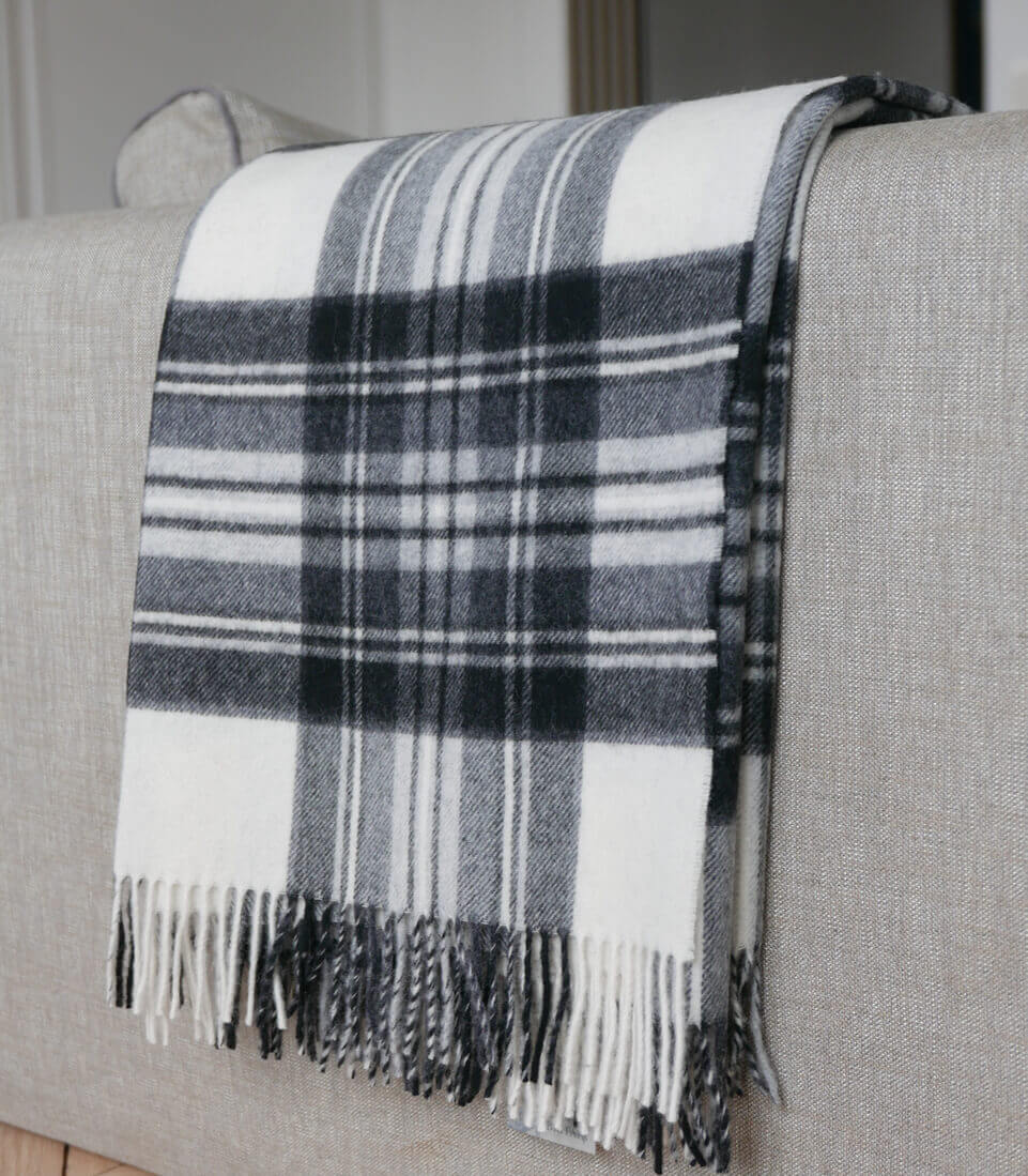 Plaid Ecossais Dress Stewart Gris Laine Mérinos 140 x 185cm, B at Home, gros plan sur la matière
