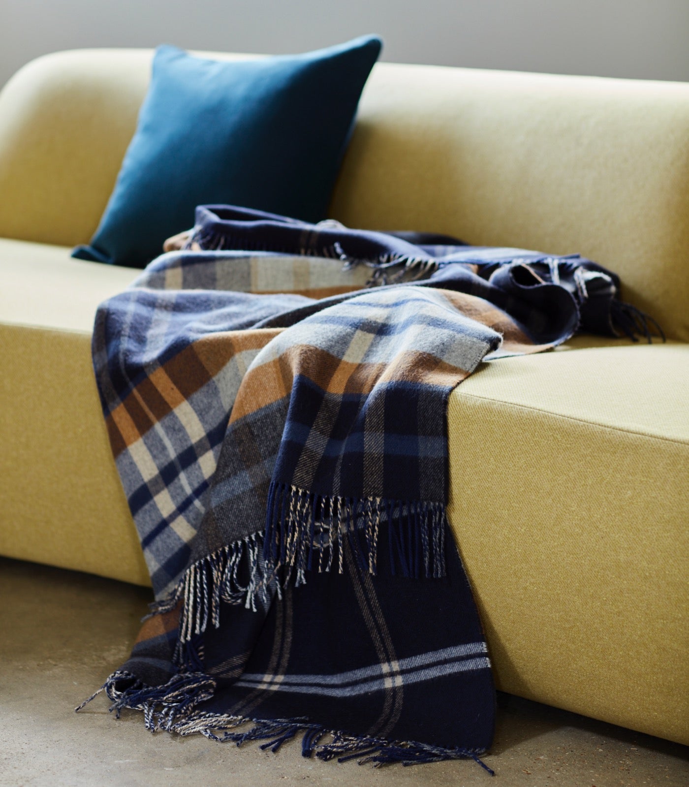 Plaid Laine Écossais Réversible Luxe Marine 140 x 190 cm, Johnstons of Elgin, gros plan sur la matière