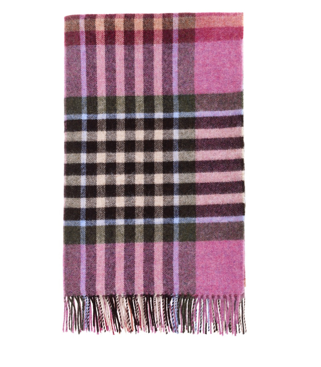 Plaid Laine Ecossais Framboise - Collection Country 140 x185 cm, Plaid Addict, gros plan sur la matière