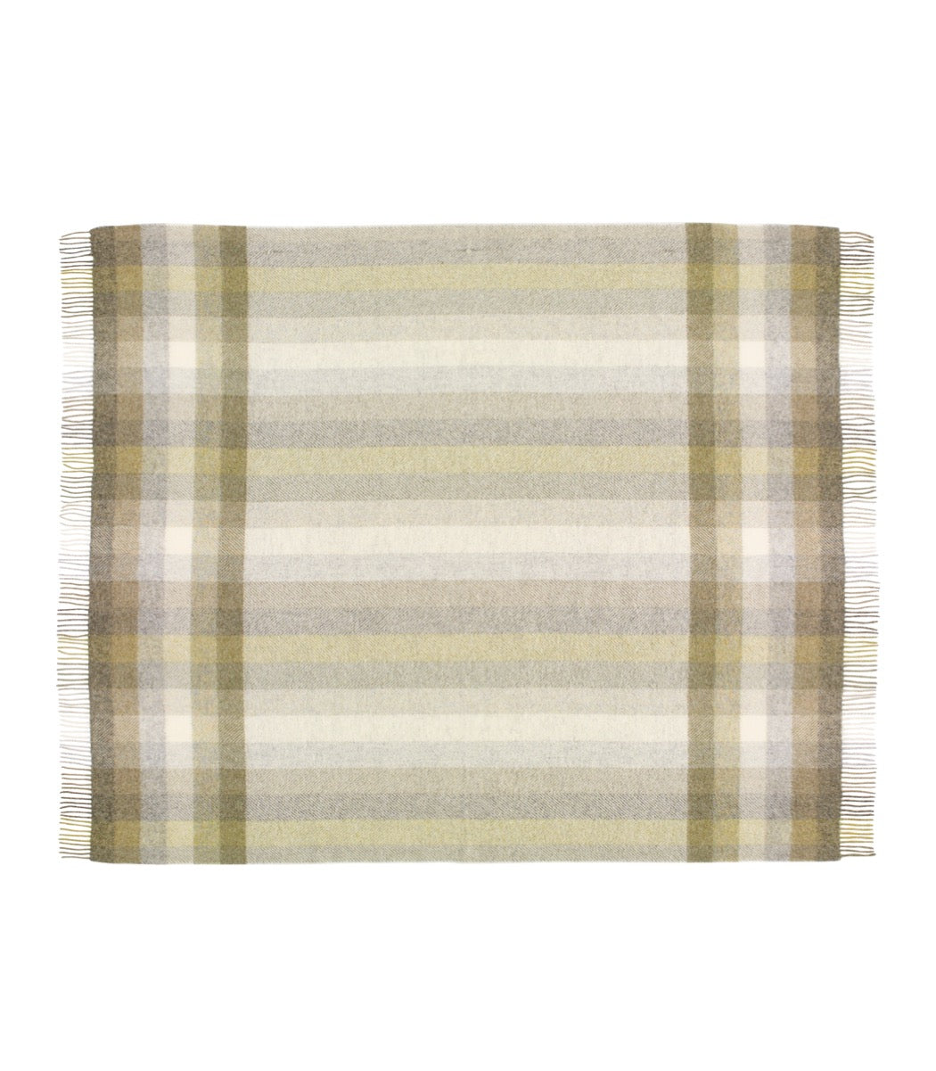 Plaid Laine Pure Laine Vert Sauge - Collection Country 140 x 185 cm, B at Home, drapé sur un canapé
