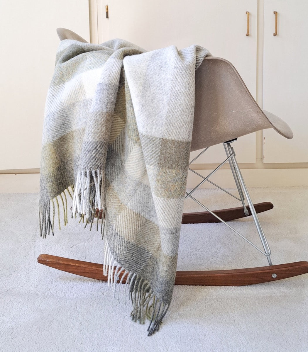 Plaid Laine Pure Laine Vert Sauge - Collection Country 140 x 185 cm, B at Home, confort haut de gamme