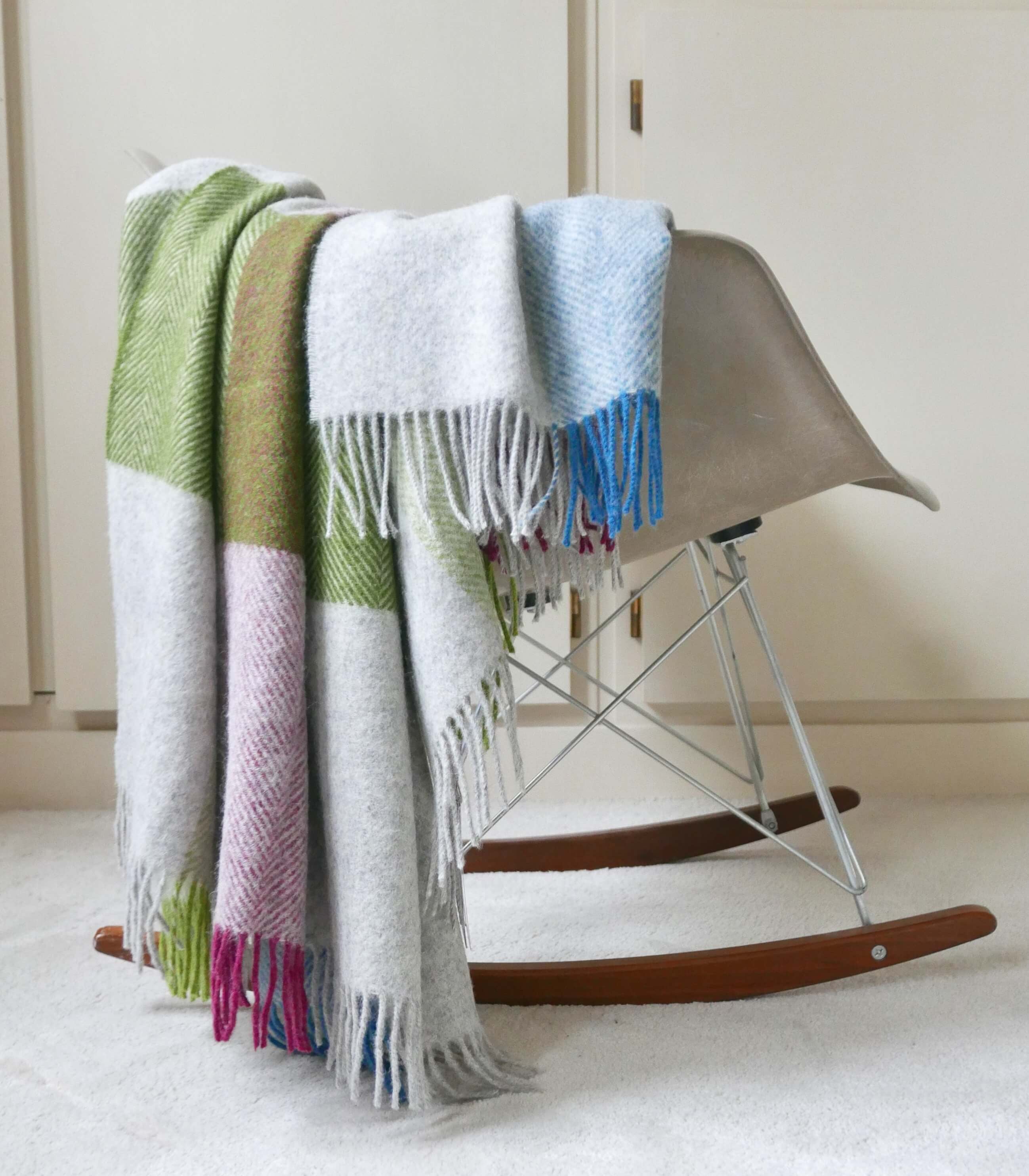 Plaid Laine Carreaux Multicolore Gris 140 x185 cm, B at Home, drapé sur un canapé