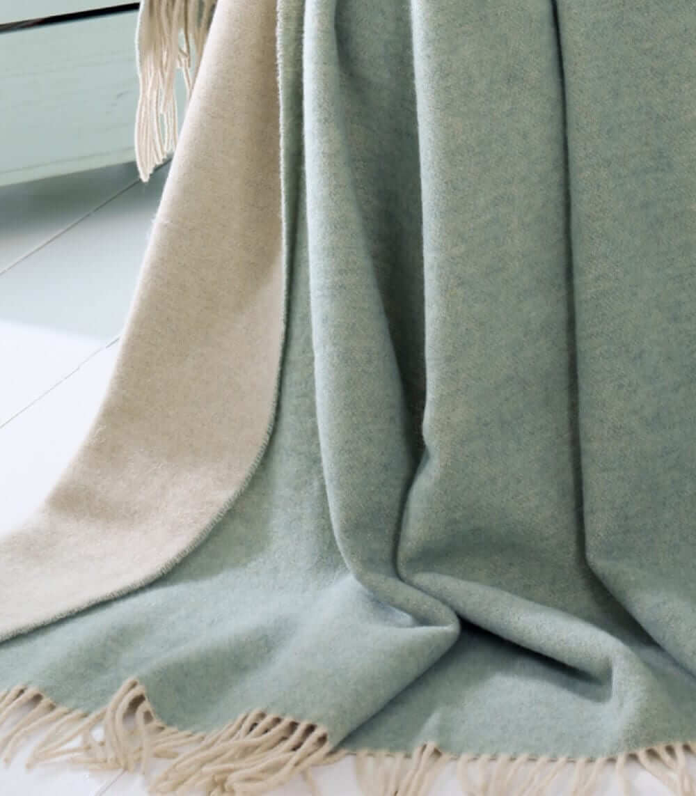 Plaid Cachemire Reversible Vert Celadon et Ecru 150 x 200 cm - Collection VENICE, Plaid Addict, drapé sur un canapé