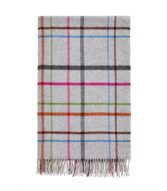 Plaid Laine Mérinos Color Code Gris 140 x 185 cm, B at Home, drapé sur un canapé