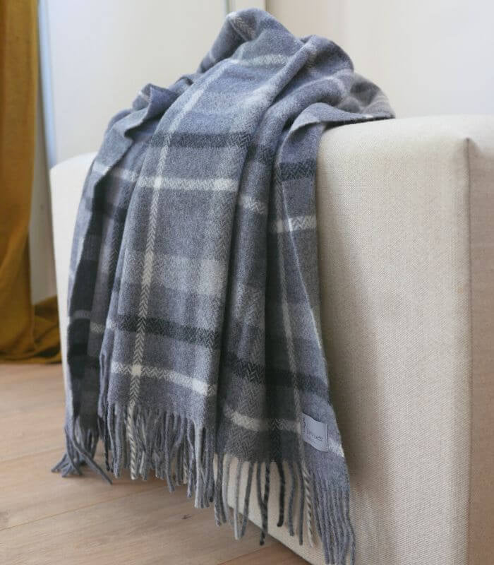 Plaid 100% Pure Laine Carreaux Gris - Collection CAPRI - Douceur et Qualité, Plaid Addict, gros plan sur la matière