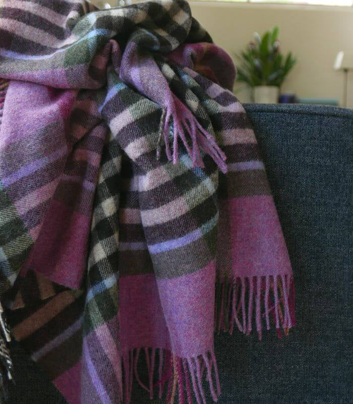 Plaid Laine Ecossais Framboise - Collection Country 140 x185 cm, Plaid Addict, ambiance cocooning