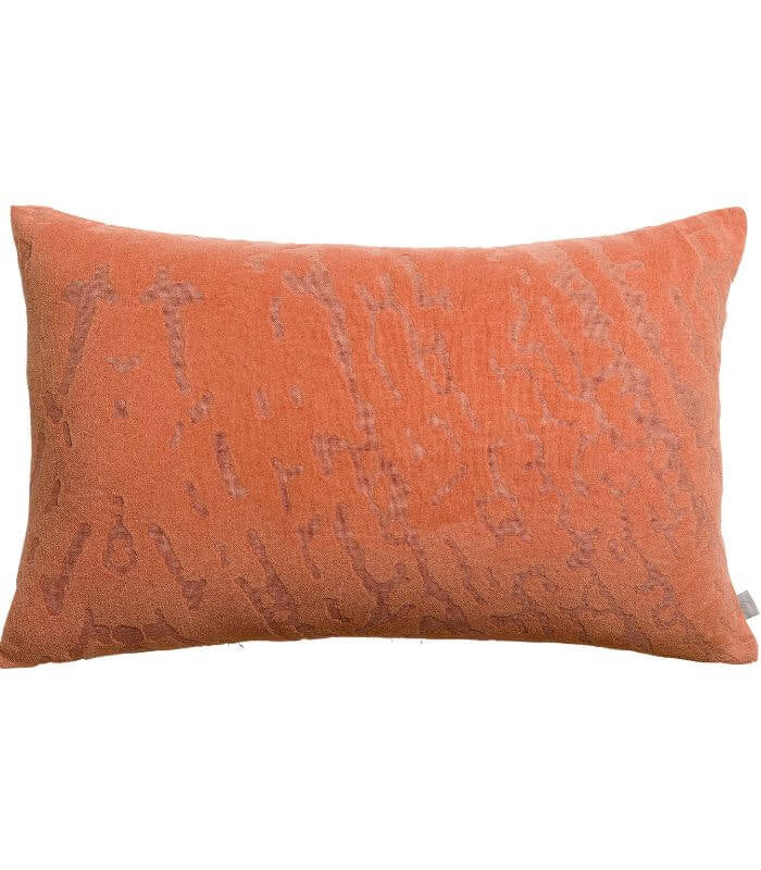 Coussin Coton Ines Paprika, Vivaraise, drapé sur un canapé