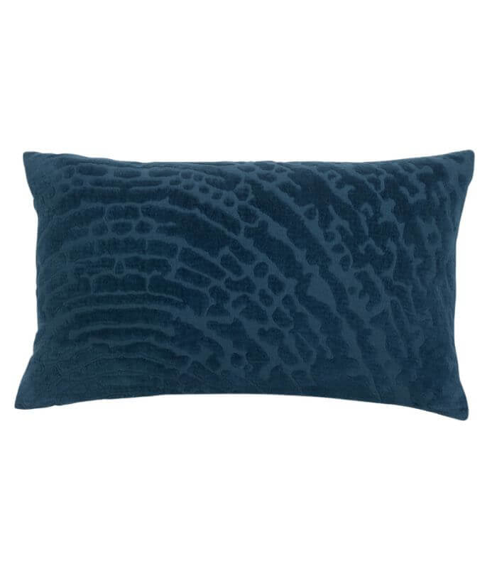 Coussin Coton Ines Encre, Vivaraise, drapé sur un canapé