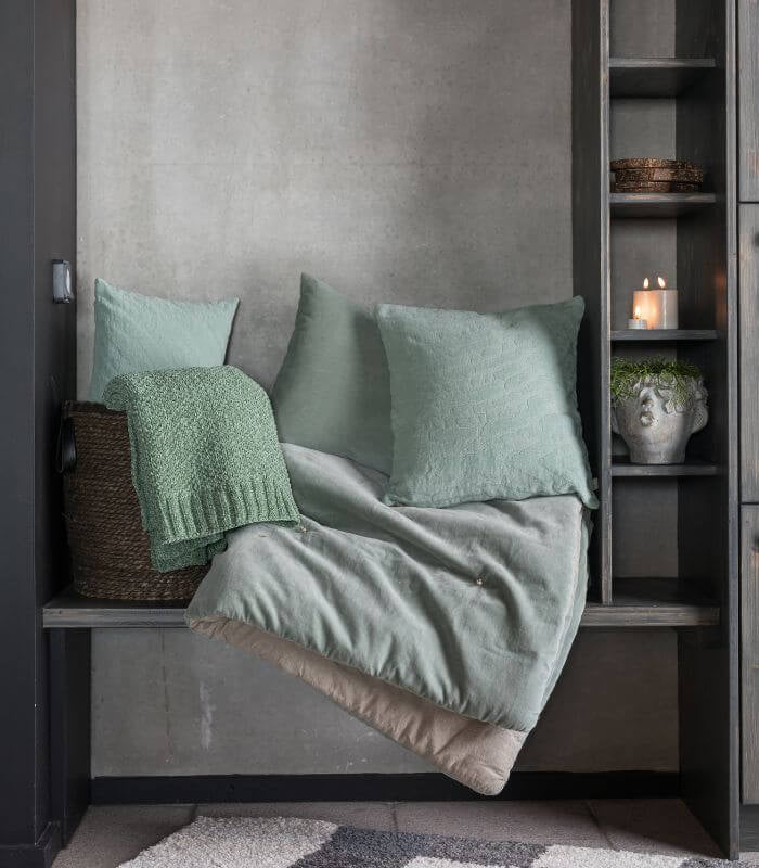 Coussin en Velours ELISE Opaline, Vivaraise, drapé sur un canapé