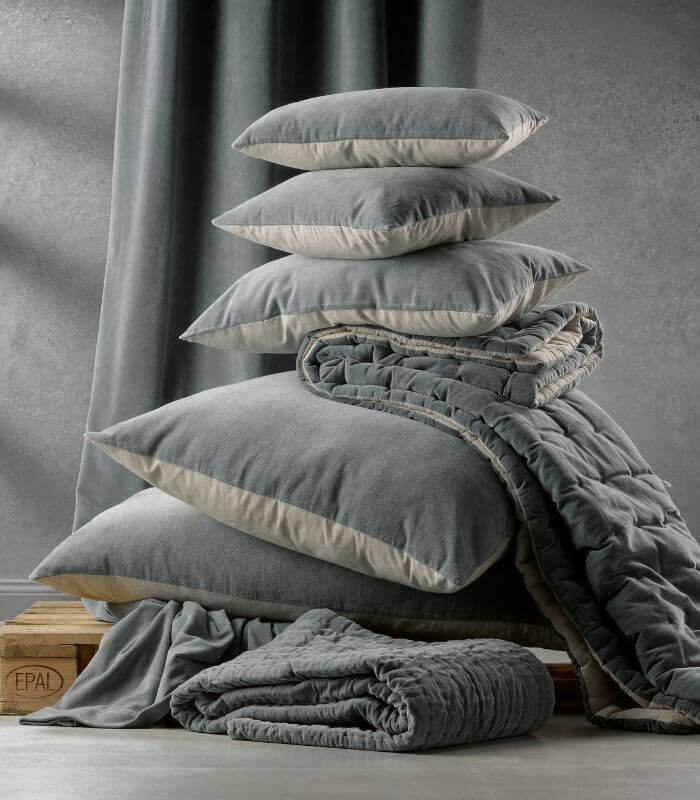 Coussin en Velours ELISE Perle, Vivaraise, drapé sur un canapé