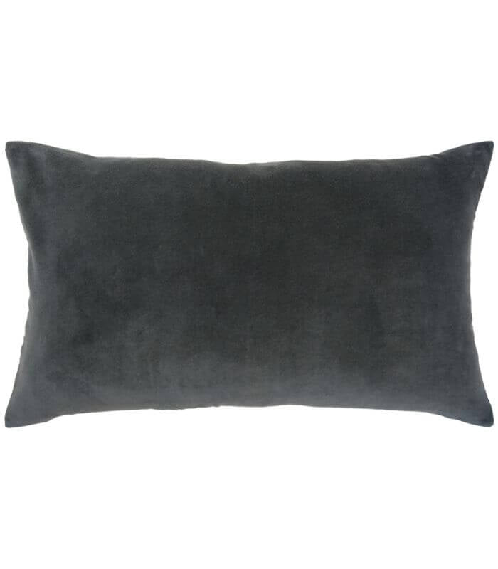 Coussin en Velours ELISE Gris Foncé Tonnerre, Vivaraise, drapé sur un canapé