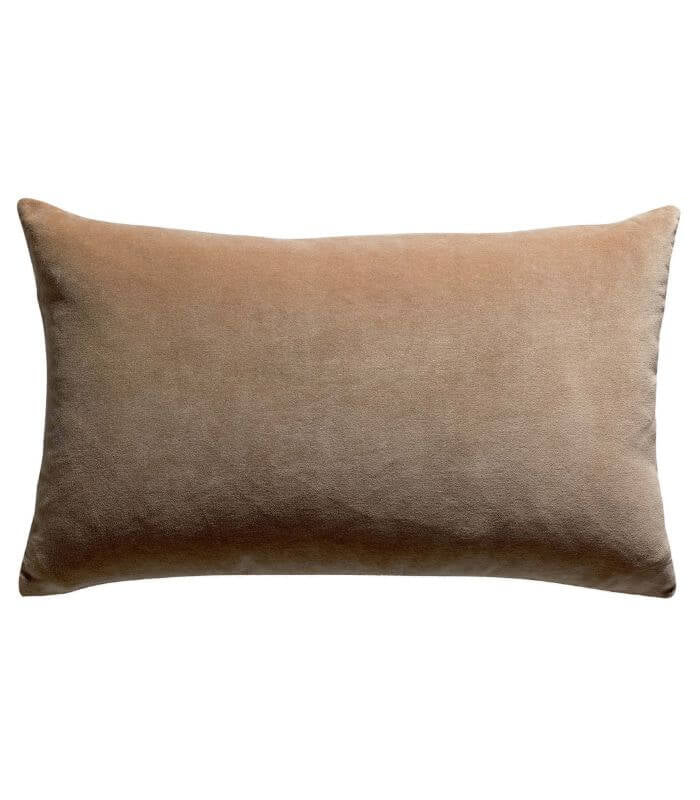 Coussin en Velours ELISE Camel, Vivaraise, drapé sur un canapé