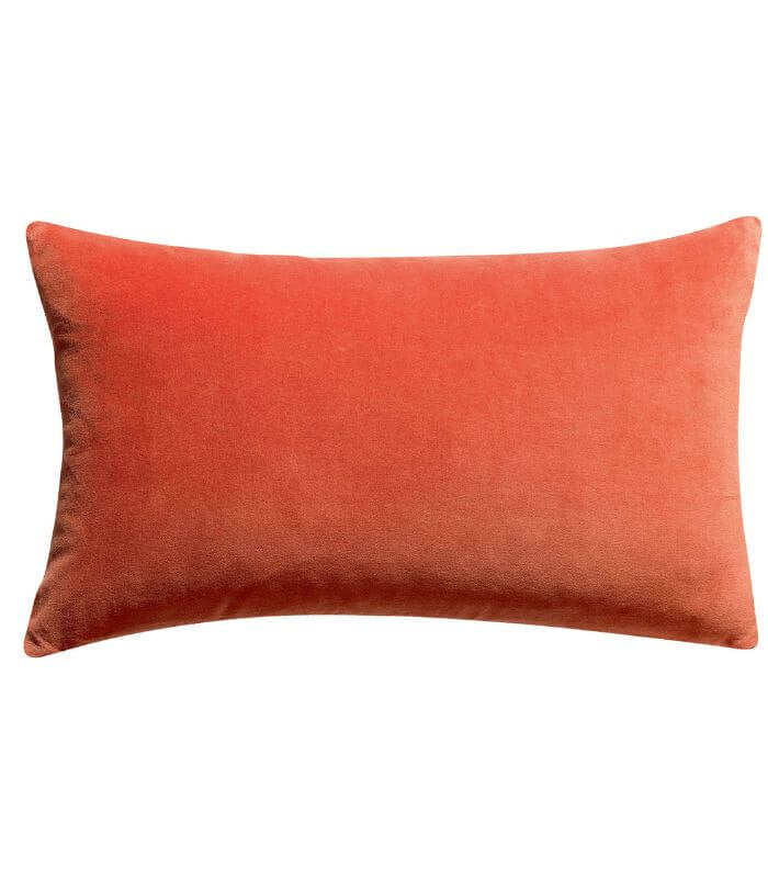 Coussin en Velours ELISE Orange, Vivaraise, drapé sur un canapé