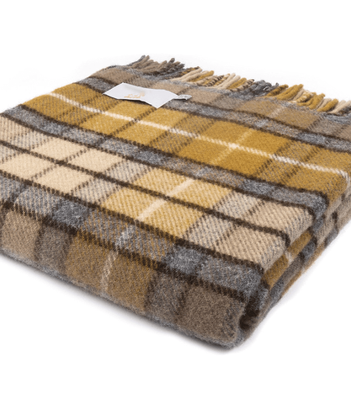 Plaid Pure Laine Écossais Buchanan 150 x 183 cm, The Mill, drapé sur un canapé